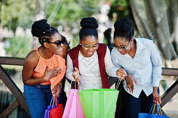 休闲非洲美国女孩<strong>彩色</strong>的购物袋走户外时尚的黑色的女士购物