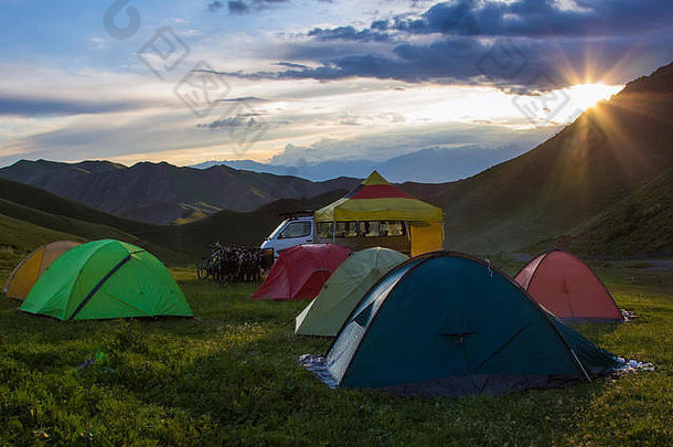 野营山日落临时骑自行车营地高山吉尔吉斯斯坦