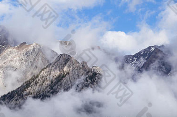 全景空中网络横幅照片云雪覆盖岩石山加拿大