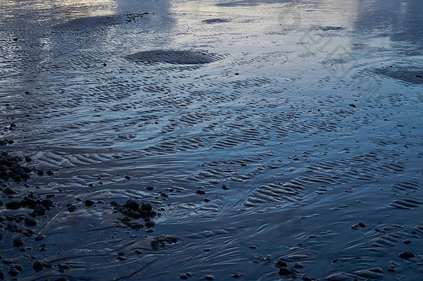 冰岛西部Borgarfjörður泥滩的抽象形状，在冬季昏暗的光线下呈现出<strong>深沉</strong>的颜色
