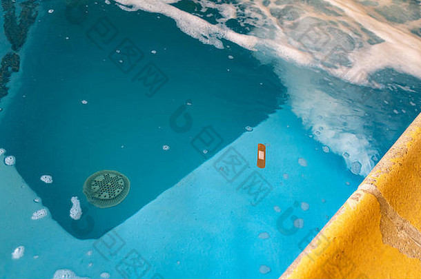 乐队援助绷带浮点数室内池热浴缸表面水概念脏池健康代码违反复制空间