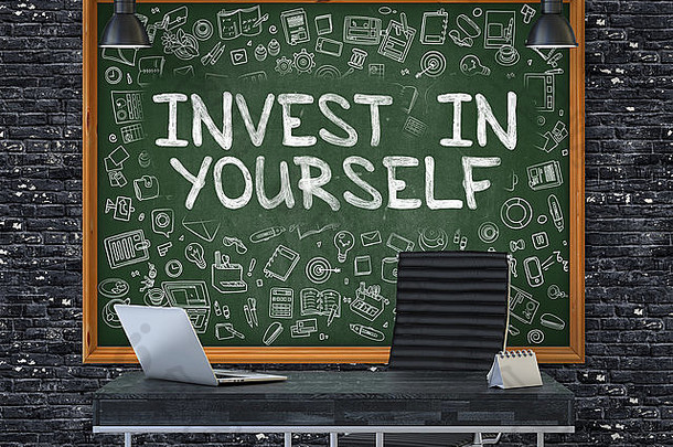 投资于你自己——在绿色黑板上手绘。