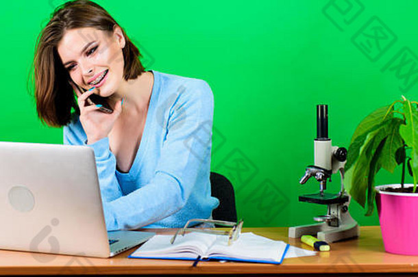 好交易秘书移动电话工作场所女商人会说话的电话数据信息业务沟通女人显微镜表格女人工作办公室移动PC