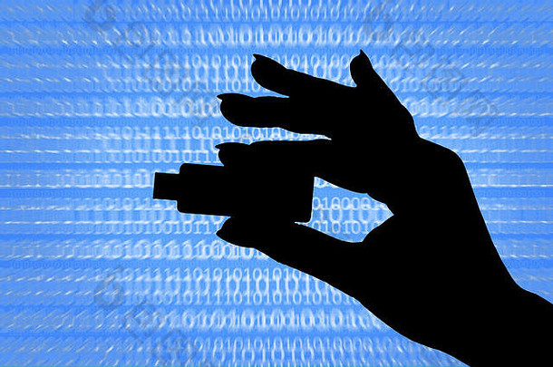 抽象数字背景上手持闪存驱动器的手的轮廓。数据盗窃、数据保护、计算机黑客的概念。