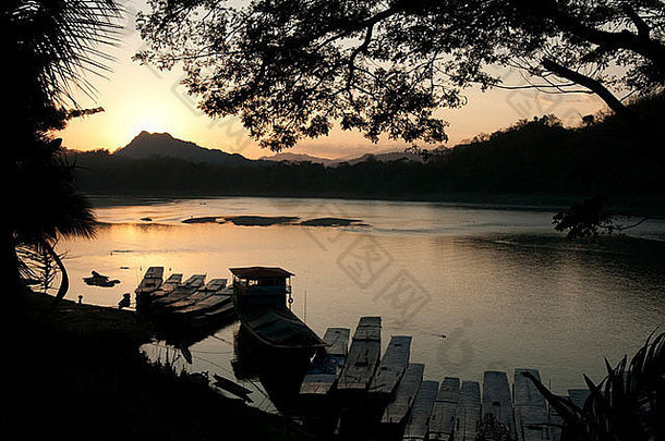 太阳落在老挝琅勃拉邦湄公河山脉的后面