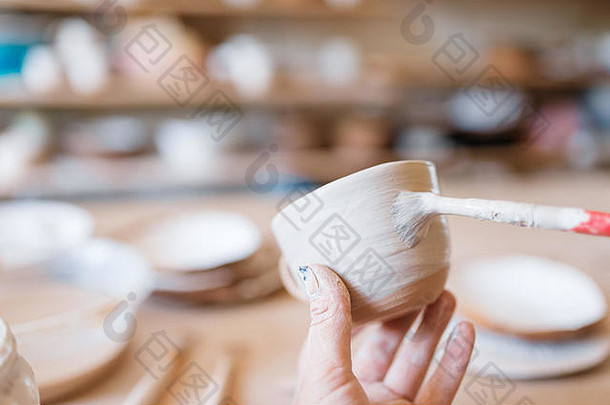 女陶工用毛笔画壶、陶器