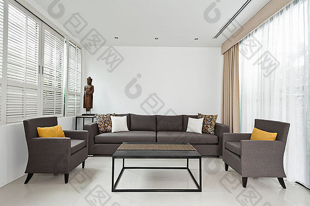 明亮的客厅，灰色沙发和极简装饰