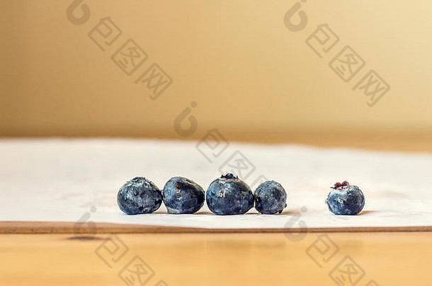 白色桌布上一排美味的蓝莓