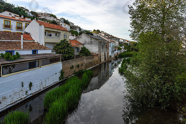 葡萄牙阿尔加维小镇Aljezur河中倒影的房屋，