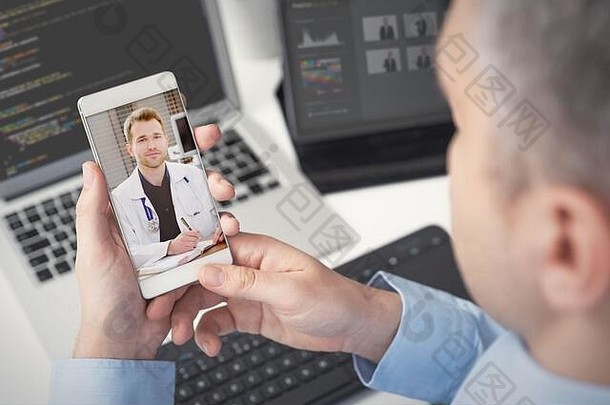 医生听诊器智能手机屏幕远程医疗远程医疗概念