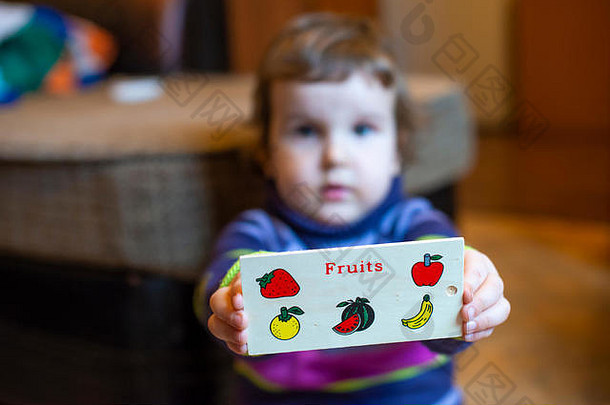 女孩显示董事会水果画孩子玩木水果玩具健康的吃概念上的比喻画水果