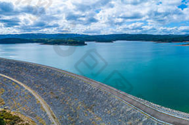 卡地尼亚水库湖和大坝墙在阴天的风景空中全景图