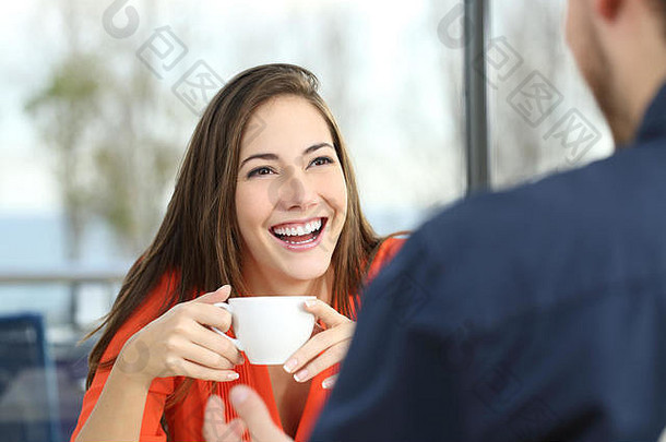 快乐女人约会咖啡商店合作伙伴持有杯