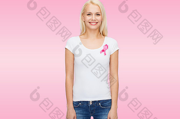带着粉色癌症意识丝带的微笑女人