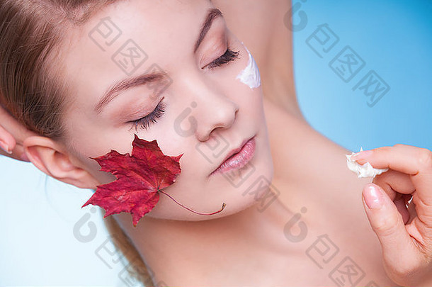 护肤品习惯脸年轻的女人叶象征红色的毛细皮肤蓝色的女孩采取护理干肤色