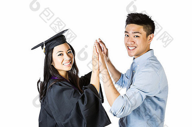 一位年轻的成年女子，穿着毕业礼服，戴着毕业帽，接受了她的祝贺，两人都期待着她的到来