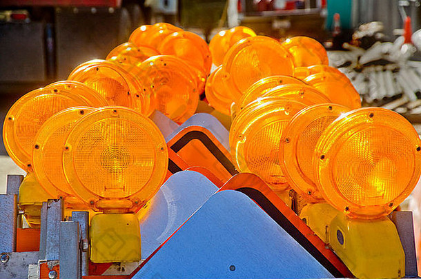 橙色<strong>安全警示</strong>灯堆放在加利福尼亚州的一个工业工地上，随时可用。