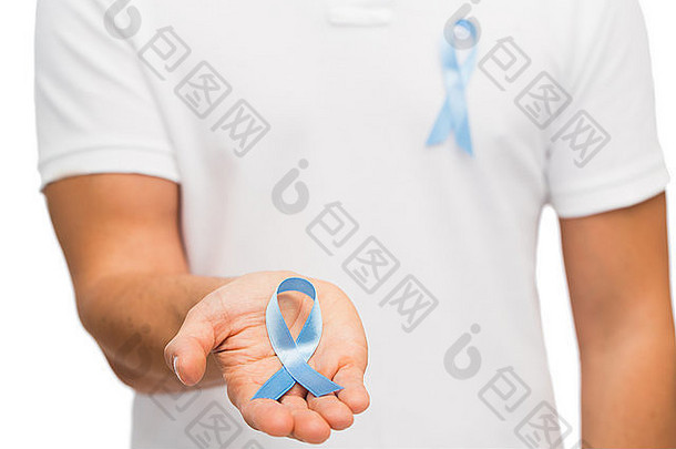 手持蓝色前列腺癌意识丝带