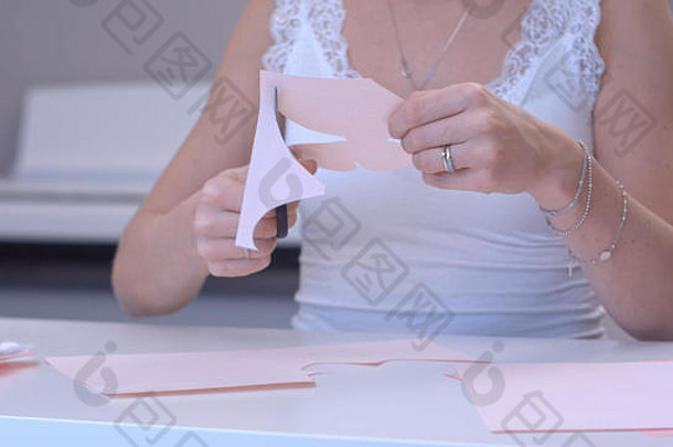 年轻的女人切割纸蝴蝶