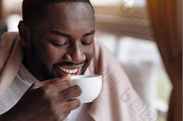 很高兴非洲美国男人。享受杯茶