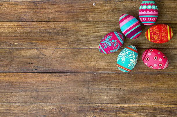 木制桌子背景上的复活节彩蛋