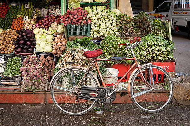 停放在卢克索市场蔬菜店前的自行车