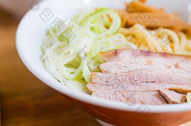 <strong>拉面日式</strong>猪肉洋葱片面条配味噌汤吃