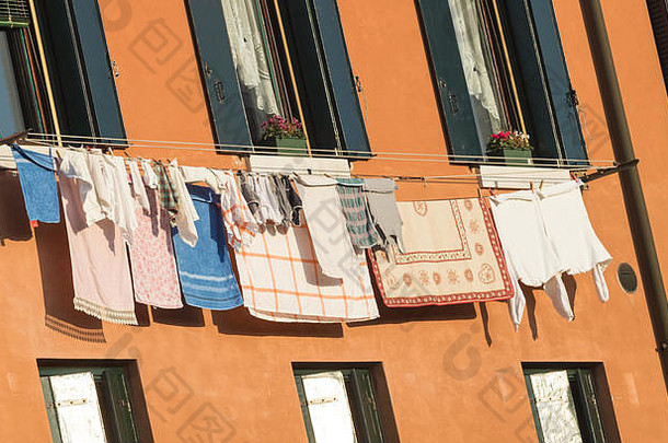 在威尼斯的意大利老街上晾晒衣物。