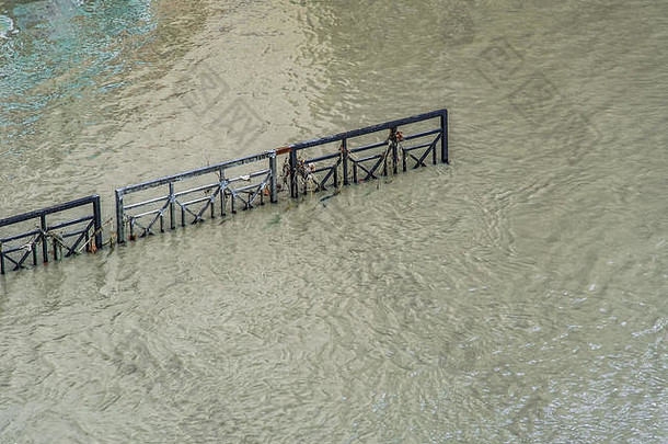 意大利罗马台伯河涨潮涨潮。大雨过后，高水位淹没了穿越意大利首都的河岸。
