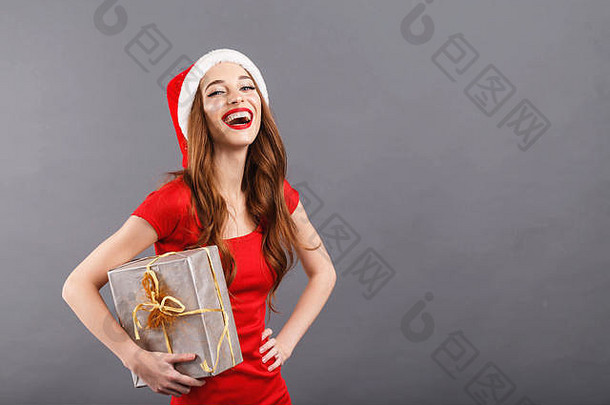 美丽的圣诞节女人穿圣诞老人他红色的衣服笑持有现在一年圣诞节假期记忆礼物<strong>购</strong>物折扣商店雪少女圣诞老人老人化妆发型<strong>狂欢</strong>节