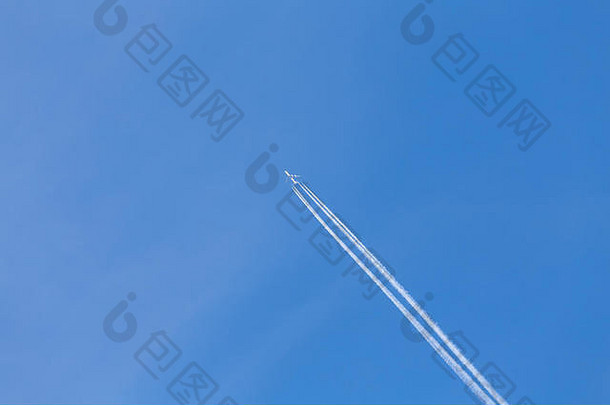 在蓝<strong>天</strong>上拍摄喷气式飞机的长轨迹