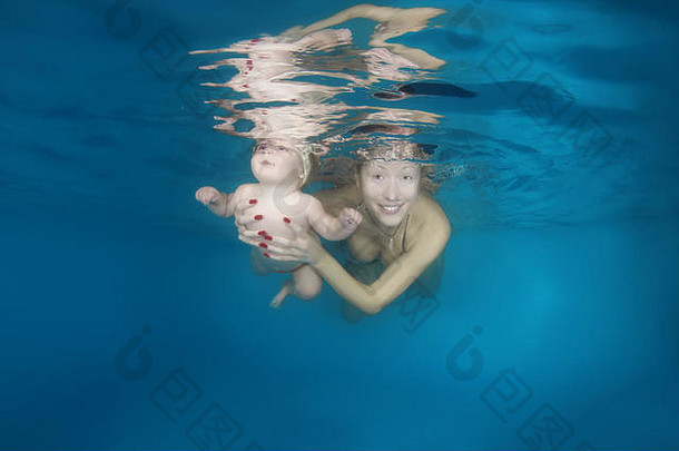 妈妈。婴儿女孩学习游泳水下水孩子类池