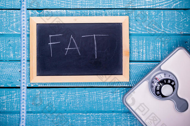 重量损失概念显示浴室尺度黑板阅读脂肪