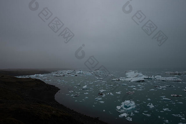 冰岛Jökulsárlón湖的全景图，湖面上漂浮着冰块