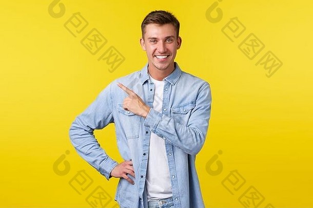帅气、时尚、金发的成年男子，带着白色的笑容，用手指指着黄色背景的左上角，介绍新的促销优惠，特别