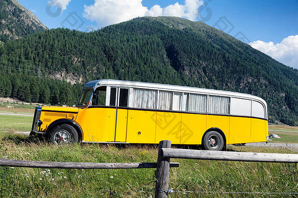 黄色巴士在这美丽的风景中穿梭