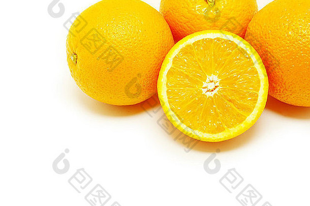 新鲜的橘子在白色上分离
