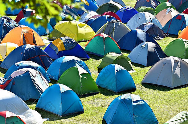 很多色彩斑斓的帐篷草地夏天一天音乐节日