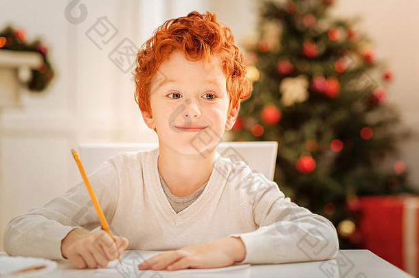 热情的姜男孩给圣诞老人写信