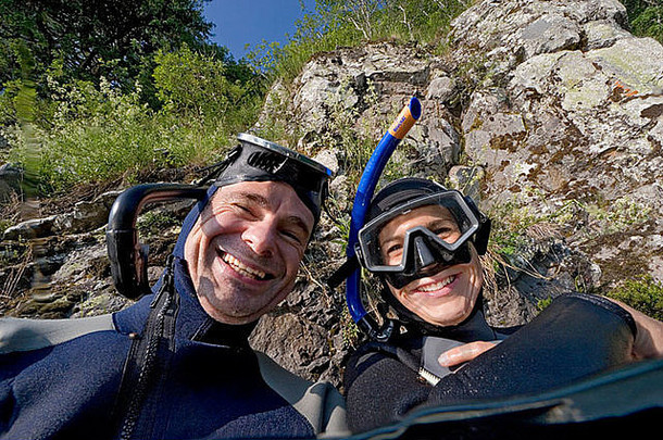 夫妇微笑红海地区潜水法国夫妇潜水员潜水艇微笑之后一个潜水法国