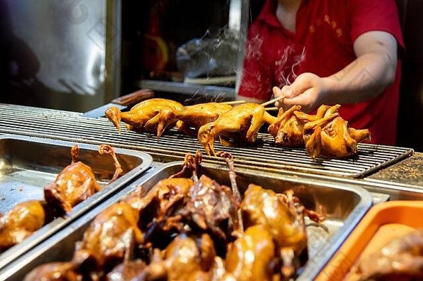 中国北京小吃街上烧烤的美味炸鸡。亚洲美食