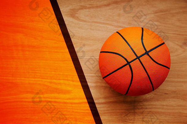 篮球放在硬木球场地板上，俯视图
