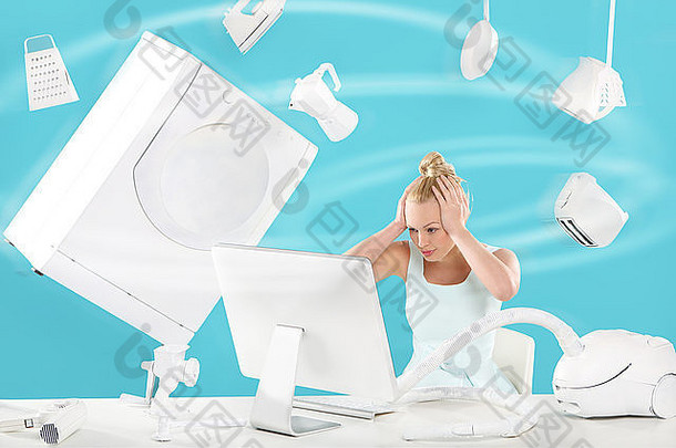 购买力眩晕-网上购物。一名妇女坐在电脑显示器前，在日常用品上方飞行