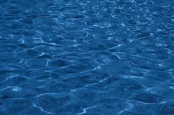水表面突出了涟漪潘通色卡经典蓝色的颜色一年摘要自然背景单色照片
