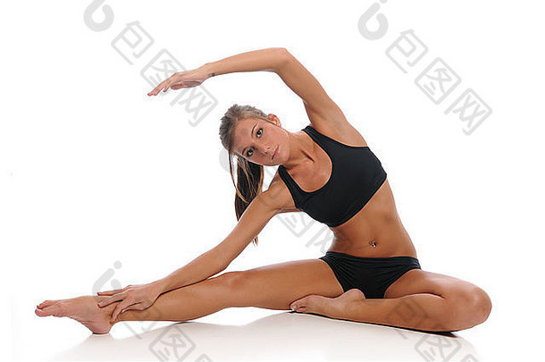 一名年轻女子在白色背景下进行单独训练时伸展身体
