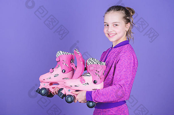 爱好和积极的休闲。快乐的童年。选择合适的溜冰鞋尺寸。为什么孩子们喜欢溜冰鞋。溜冰鞋是每个女孩梦寐以求的。让我们骑吧。可爱的小女孩拿着旱冰鞋。