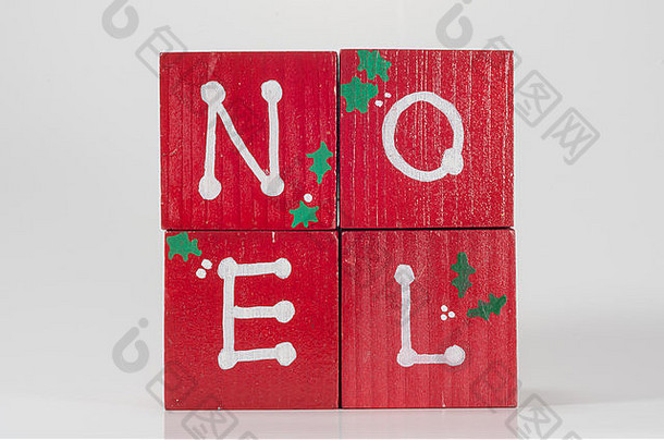 涂成红色、绿色和白色的积木拼出了圣诞装饰的诺埃尔