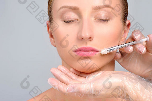 女人肉毒杆菌注射嘴唇化妆品治疗塑料手术美丽的女孩接收填料注射嘴唇