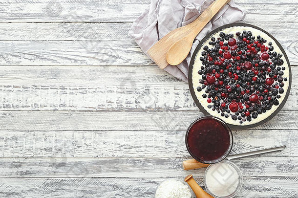 浆果馅饼樱桃醋栗黑莓蓝莓厨房用具成分白色木表格芝士蛋糕前视图复制空间