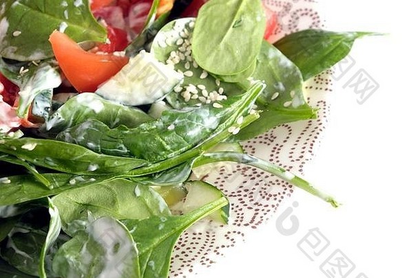 美味健康的低热量素食清淡沙拉，由生的新鲜蔬菜和酸奶制成，放在白色背景的圆形盘子上